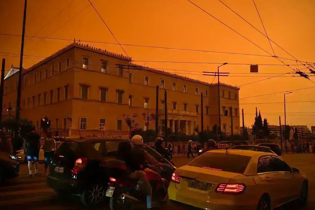 Καιρός: Πορτοκαλί «σύννεφο» πάνω από την Αττική – Εικόνες αποκάλυψης από την επέλαση της αφρικανικής σκόνης σε όλη τη χώρα