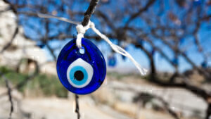 Το «κακό μάτι» και το... δυνατό ξεμάτιασμα - Μύθοι και δοξασίες για την βασκανία [Βίντεο]