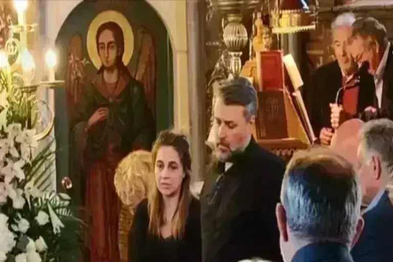 Γιάννης Καλλιάνος: Θρήνος στην κηδεία του πατέρα του - «Θα λάμψει η αλήθεια, να ανακουφιστεί η ψυχούλα του» [βίντεο]