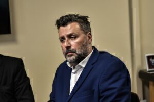 Γιάννης Καλλιάνος: Διαψεύδει ότι πήρε φακελάκι με 500 ευρώ ο γιατρός του πατέρα του βουλευτή