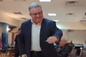 Δημήτρης Κουτσούμπας: Χόρεψε ζεϊμπέκικο σε συνάντηση με Έλληνες της διασποράς στην Αστόρια και έγινε viral [βίντεο]