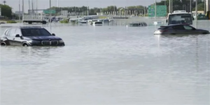 «Βυθίστηκε» το Ντουμπάι μετά τη καταρρακτώδη βροχή: Ποτάμια οι δρόμοι, χάος στο αεροδρόμιο – Απίστευτες εικόνες