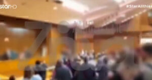 Δίκη για το Μάτι: Βίντεο-ντοκουμέντο μέσα από το δικαστήριο – Ξέσπασαν και πέταξαν καρέκλες οι συγγενείς των θυμάτων