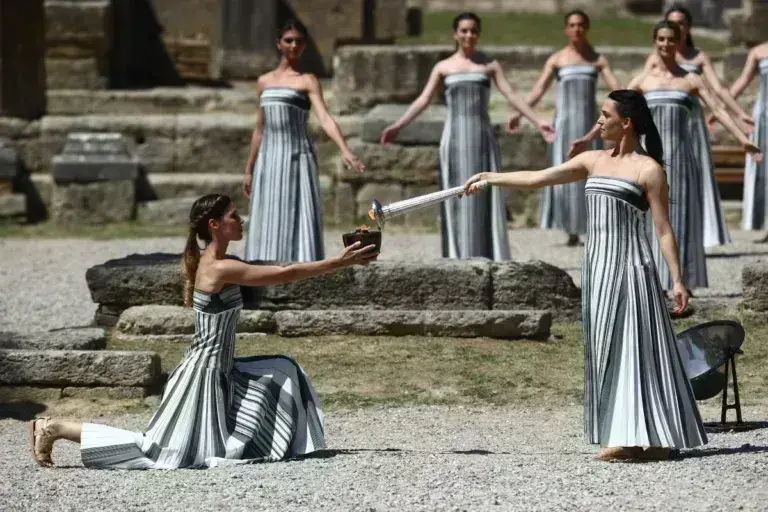 Όλα έτοιμα για την τελετή αφής της Ολυμπιακής Φλόγας, στη γενέτειρά τους την Αρχαία Ολυμπία. Το πρωί της Δευτέρας πραγματοποιήθηκε η τελική πρόβα