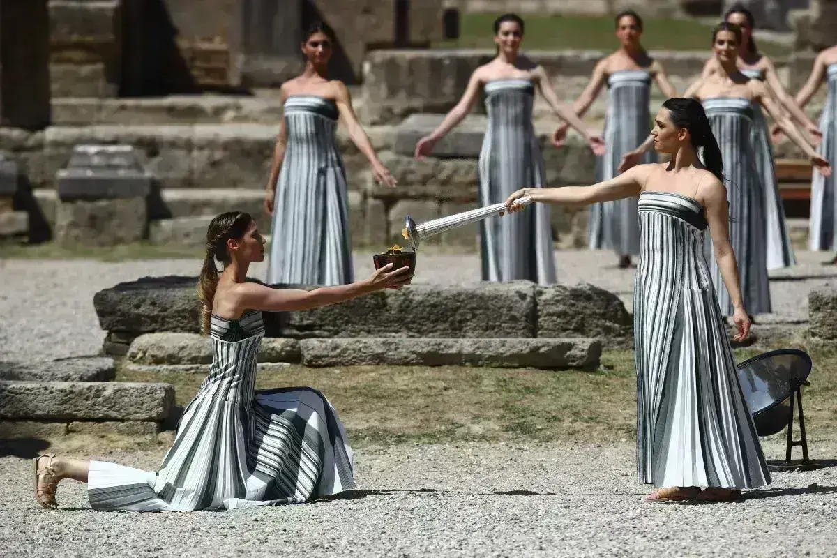 Όλα έτοιμα για την τελετή αφής της Ολυμπιακής Φλόγας, στη γενέτειρά τους την Αρχαία Ολυμπία. Το πρωί της Δευτέρας πραγματοποιήθηκε η τελική πρόβα