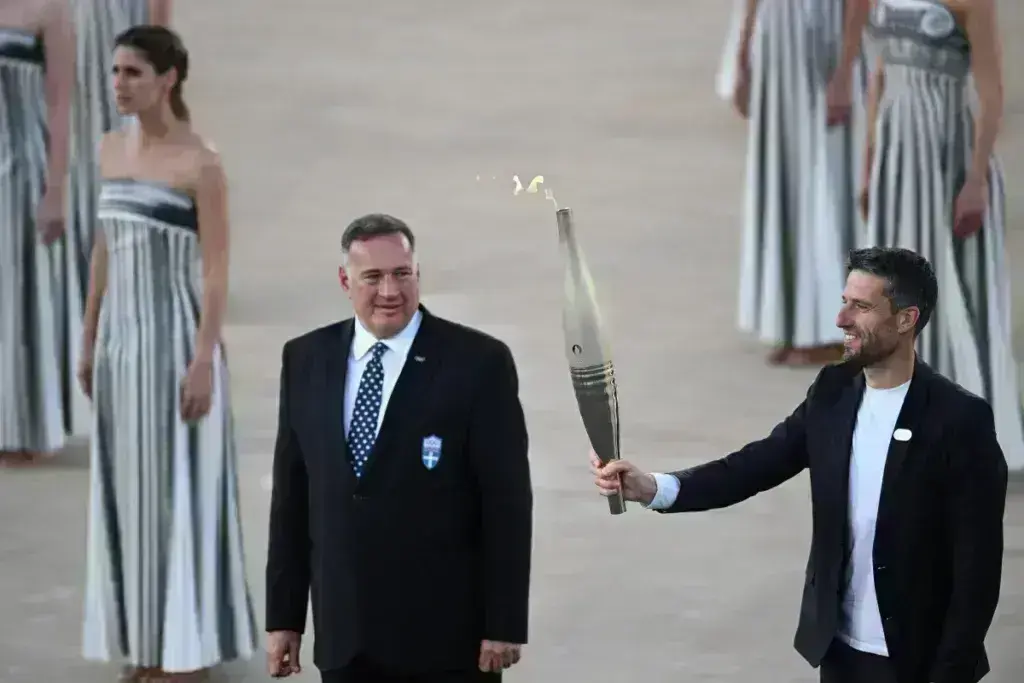 Ολυμπιακοί Αγώνες: Πρώτο θέμα στα γαλλικά ΜΜΕ το ταξίδι της Ολυμπιακής Φλόγας στη Μασσαλία – Οι επιβλητικές ιέρειες, η Μούσχουρη και το εντυπωσιακό τελετουργικό
