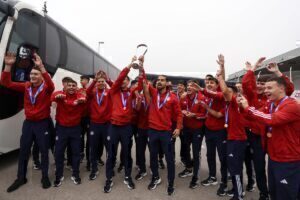 Youth League-Ολυμπιακός: Επέστρεψαν τα θρυλικά μωρά του Συλαϊδόπουλου - «Να 'τοι, να 'τοι οι πρωταθλητές» φώναζαν οι ερυθρόλευκοι οπαδοί