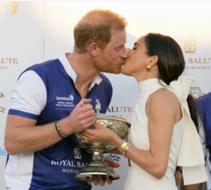 Πρίγκιπας Χάρι - Μέγκαν Μαρκλ: Το δημόσιο φιλί μπροστά στις κάμερες [εικόνα]