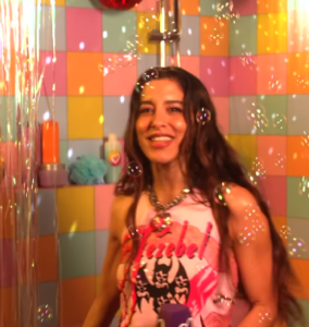 Eurovision 2024: Η Μαρίνα Σάττι τραγουδάει το «Ζάρι» στην ντουζιέρα [βίντεο]