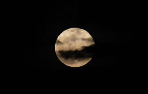 Ροζ πανσέληνος: Μαγικές εικόνες από το «Ολόγιομο Φεγγάρι»