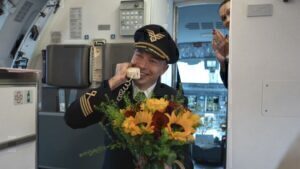 Πιλότος έκανε πρόταση γάμου σε αεροσυνοδό εν ώρα πτήσης [βίντεο]