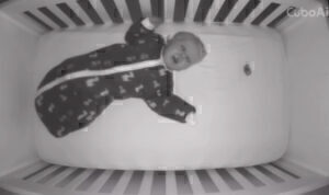 Τρομακτική στιγμή: Μωρό πνίγεται από πιπίλα - Το βίντεο που σοκάρει