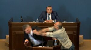 Πεδίο μάχης η Βουλή: Η στιγμή που βουλευτής δέχεται γροθιά στο πρόσωπο [βίντεο]