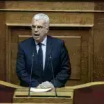 Σιμόπουλος: «Είδα το κεφαλοκλείδωμα και τη μπουνιά, ο κασιδιαρισμός είναι στη Βουλή» [βίντεο]