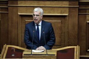 Σιμόπουλος: «Είδα το κεφαλοκλείδωμα και τη μπουνιά, ο κασιδιαρισμός είναι στη Βουλή» [βίντεο]