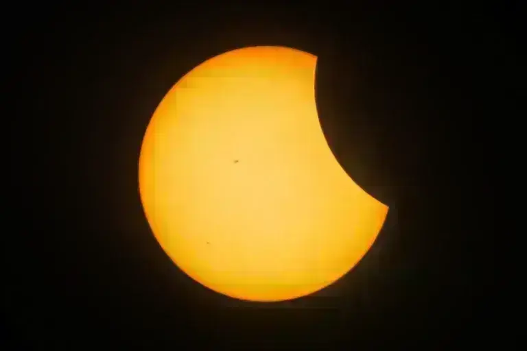 Ολική έκλειψη ηλίου: Σε εξέλιξη το σπάνιο φαινόμενο, live εικόνα από τη NASA – Παππούς ετών 105 θα την δει για 13η φορά στη ζωή του