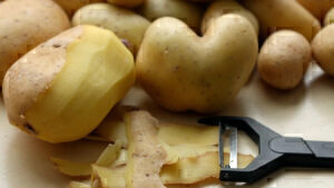 Το κόλπο με τις πατάτες που ζωντανεύουν τα μαραμένα μαρούλια στο ψυγείο σας - 5 σωτήριες συνταγές για τις νοικοκυρές
