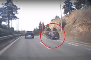 Απίστευτο βίντεο από την Κατεχάκη: Τράκαρε, το αυτοκίνητο έγινε σμπαράλια και συνέχισε... κανονικά την πορεία του