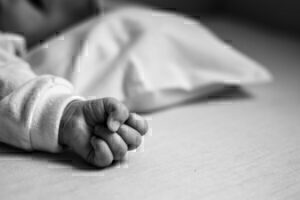 Νεκρό βρέφος στη Βραυρώνα: Στον ανακριτή η μητέρα- Τι θα υποστηρίξει