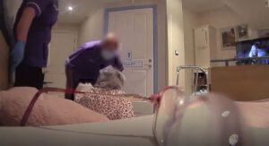 Σοκαριστικό βίντεο με κακοποίηση ηλικιωμένης σε οίκο ευγηρίας - Τη χτυπούν και την πιάνουν από τον λαιμό