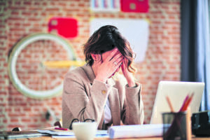 Έρευνα: Οι εργαζόμενοι λυγίζουν από άγχος, κατάθλιψη, εξουθένωση και ψυχολογική βία