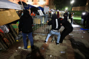 ΗΠΑ: Συγκρούσεις μεταξύ διαδηλωτών τη νύχτα στο UCLA