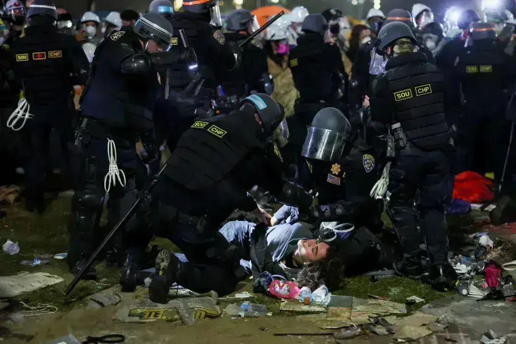 ΗΠΑ: Η αστυνομία διέλυσε τον καταυλισμό των διαδηλωτών στο UCLA