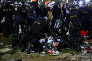 ΗΠΑ: Η αστυνομία διέλυσε τον καταυλισμό των διαδηλωτών στο UCLA - Πάνω από οι 100 συλλήψεις