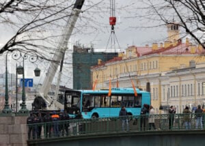 Ρωσία: Βίντεο σοκ από το εσωτερικό του λεωφορείου λίγο πριν την πτώση του στον ποταμό - Επτά οι νεκροί
