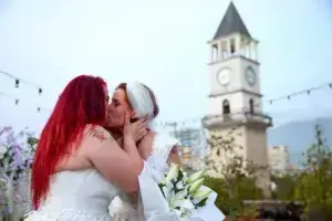 Αλβανία: Γεγονός ο πρώτος γάμος ομόφυλου ζευγαριού [βίντεο]