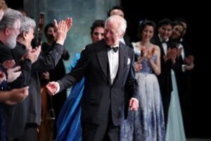 Βασιλιάς Κάρολος: Πήγε στην Όπερα και καταχειροκροτήθηκε- «Δεν είμαι και πολύ άσχημα» [βίντεο]