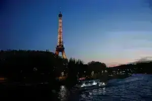 Παρίσι: Γιατί είναι παράνομο να φωτογραφίζεις τον Πύργο του Άιφελ τη νύχτα αλλά όχι τη μέρα