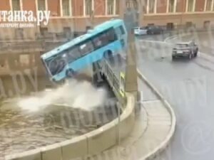 Ρωσία: Θρίλερ με λεωφορείο που έπεσε σε ποτάμι στην Αγία Πετρούπολη- Ήταν γεμάτο επιβάτες