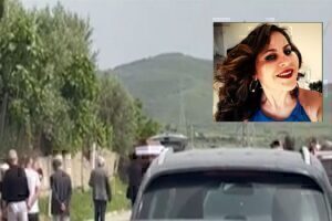 Μενίδι: «Ράγισαν καρδιές» στο «αντίο» της 40χρονης μητέρας που δολοφονήθηκε με δεκάδες μαχαιριές – Τραγικές φιγούρες τα παιδιά της
