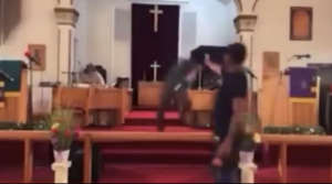 Πενσυλβάνια: Ένοπλος εισέβαλε σε εκκλησία για να σκοτώσει τον ιερέα [βίντεο]