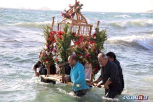 Νάξος: Η πιο ιδιαίτερη περιφορά επιταφίου – Πλήθος πιστών «βούτηξε» στη θάλασσα [βίντεο]
