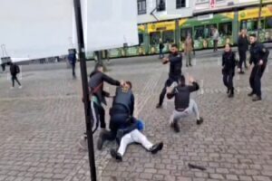 Βίντεο-σοκ: Άγρια επίθεση με μαχαίρι σε ακροδεξιό πολιτικό στη Γερμανία – Πολύ σκληρές εικόνες