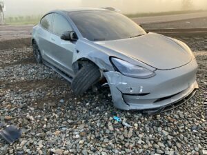 Οδηγός Tesla γλιτώνει παρά τρίχα από σύγκρουση με τρένο