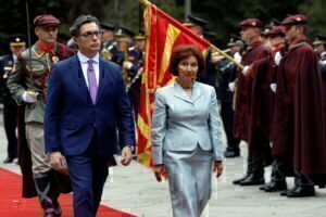 Σκόπια: Η χυδαία πρόκληση της Σιλιάνοφσκα με το... καλησπέρα - Το παρασκήνιο και οι αντιδράσεις της ελληνικής πλευράς για το σκέτο Μακεδονία