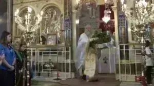 Πρώτη Ανάσταση στη Χίο: Ο viral ιερέας «ξαναχτυπά» [βίντεο]