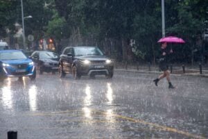 Θεσσαλονίκη: Σαρώνει η κακοκαιρία – Ισχυρή καταιγίδα, πτώσεις δέντρων και αντλήσεις υδάτων από την Πυροσβεστική