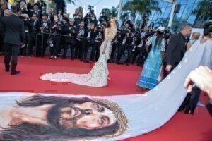 Κάννες: Εμφανίστηκε με φόρεμα που είχε το πρόσωπο του Χριστού- Πώς αντέδρασε η ασφάλεια