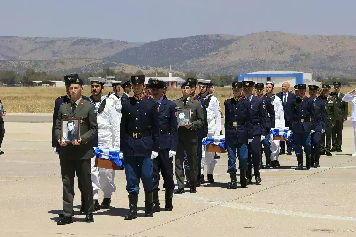 Κύπρος: Επαναπατρίστηκαν τα λείψανα οκτώ Ελλήνων πεσόντων στη Μεγαλόνησο - Συγκλονιστικές φωτογραφίες