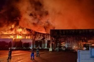 Λαμία: Τι απαντά ο Όμιλος «Γιαννίτση» για την ασφάλιση του εργοστασίου που τυλίχτηκε στις φλόγες