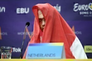 Eurovision 2024: «Πιθανή η απαγγελία κατηγοριών στον Ολλανδό τραγουδιστή»