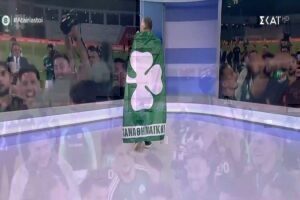 Παναθηναϊκός: Επικός Ντσούνος – Εισέβαλε στο πλατό της εκπομπής τυλιγμένος με την επτάστερη πράσινη σημαία [βίντεο]