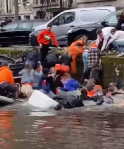 Άμστερνταμ: Βγήκαν να γιορτάσουν «τη Μέρα του Βασιλιά» και βούλιαξε η βάρκα τους [βίντεο]