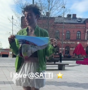 Eurovision: Ο εκπρόσωπος της Ελβετίας Nemo δίνει το 12άρι στη Μαρίνα Σάττι [βίντεο]