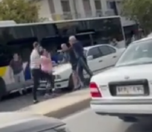 Αιγάλεω: Άγριο ξύλο στην μέση του δρόμου με 5 άτομα - Στο νοσοκομείο μεταφέρθηκε ένας 43χρονος [βίντεο]