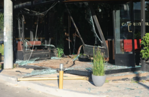 Τροχαίο στην Συγγρού: Αυτοκίνητο έπεσε... σε καφετέρια την ώρα που ήταν ανοιχτή [εικόνες- βίντεο]